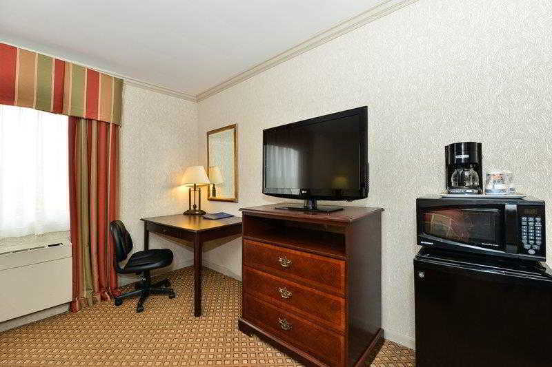 Days Inn & Suites By Wyndham Roseville/Detroit Area Exterior foto